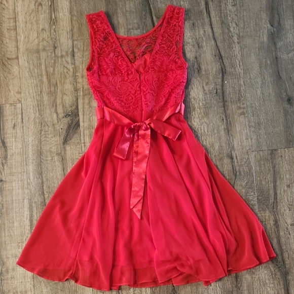 Elegant Red Lace Dress - Picture 3 of 6